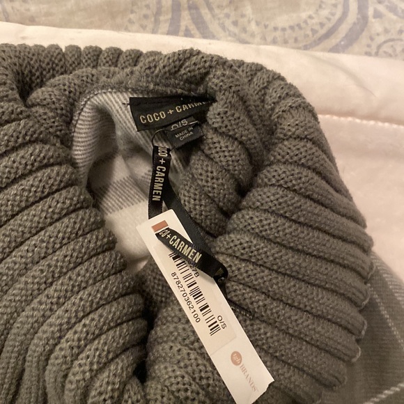 Coco & Carmen turtleneck poncho - Picture 7 of 11